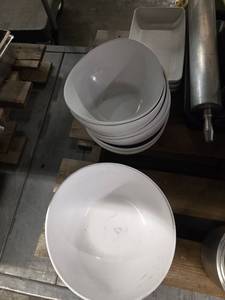 lot 1352 image: White Ceramic Bowls Set