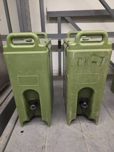 lot 1370 image: Cambro 500LCD Insulated Beverage Dispenser - Set of 2