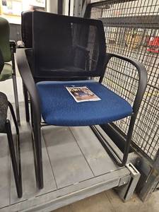 lot 4001 image: 4 - Assorted Stationary Chairs