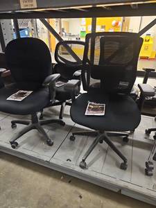 lot 4004 image: 4 - Assorted Black Rolling Chairs