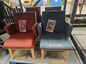 lot 4010 image: 4 - Kids Chairs
