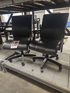 lot 4011 image: 2 - Black Rolling Chairs