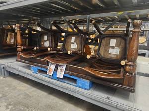 lot 4031 image: Dining Room Set - w Table and 6 Chairs