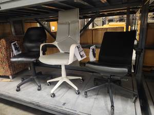 lot 4035 image: Office Chair Set on Casters