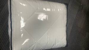 lot 10051 image: home reflections waterproof mattress pad-queen white queen  - Retail $0