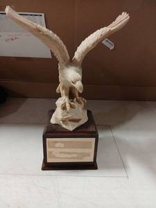lot 5534 image: Eagle Sculpture Trophy on Wood Base with Engraveable Gold Plate