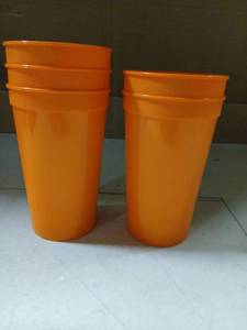 lot 5546 image: Orange Plastic 20 oz Cups Lot of 350()