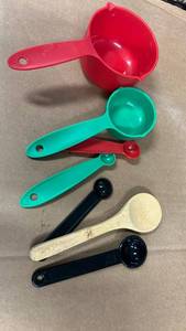 lot 215 image: Plastic Measuring Spoons Kitchen Utensil Set - Retail $5
