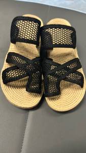 lot 253 image: Black Soft Mesh Summer Sandals with Cushion Bottoms that Don��t Soak up Water. Great When you Want to Get in the Pool or Stay in the Sun. Size 6 - Retail $18