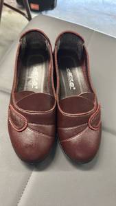 lot 256 image: Womens Burgundy Leather Slip-On Loafer Flats Womens Size 5.5-6 - Retail $25