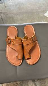 lot 258 image: Tan Leather Toe Ring Sandals with Buckle Strap Women��s Size 5.5-6 - Retail $35
