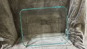 lot 291 image: Medium Glass Pyrex Baking Dish