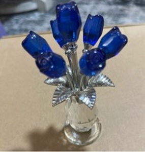lot 636 image: Crystal Blue Rose Bouquet Figurine in Faceted Vase - Retail $18