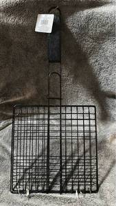 lot 642 image: Wire Grid Grill Basket with Handle - Retail $13