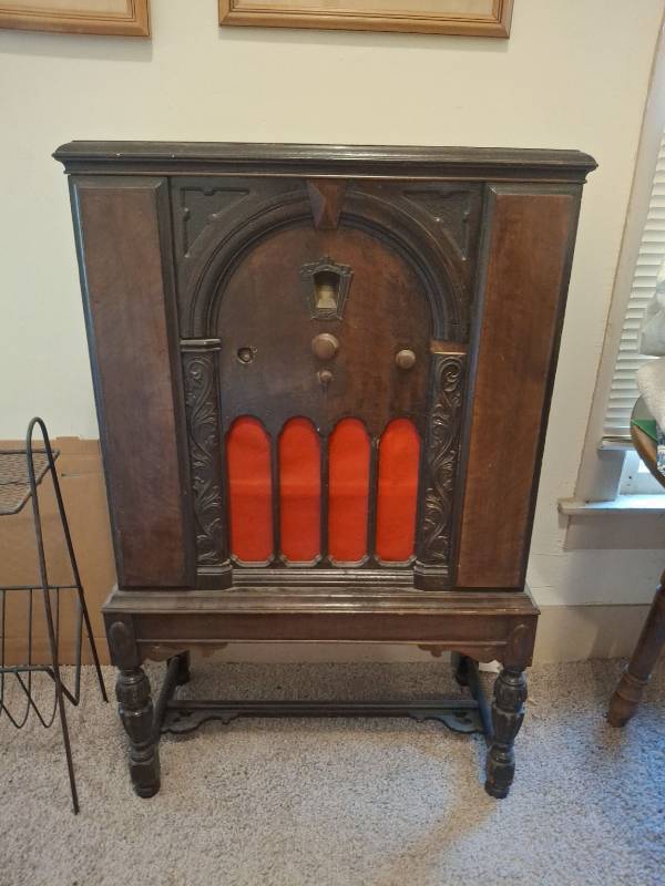 lot 2026 image: Vintage radio
