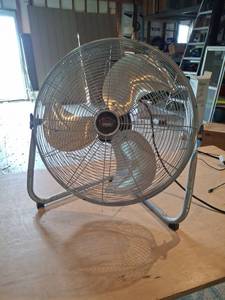 lot 1510 image: Xtreme Garage Floor Fan 20 inch