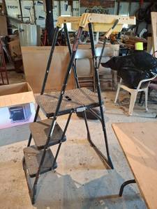 lot 1523 image: Cosco 3-Step Folding Painters Ladder