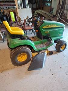 lot 1525 image: John Deere LT150 Automatic Lawn Tractor Watch Video