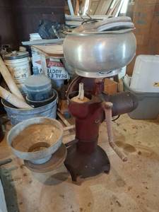 lot 1547 image: International Harvestor Cream Separator