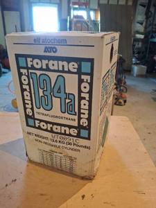 lot 1574 image: Forane 134a Cylinder