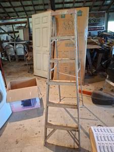 lot 1581 image: 6 ft Aluminum Step Ladder