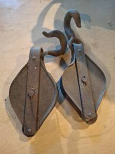lot 1608 image: Pair of Pulleys with Hook