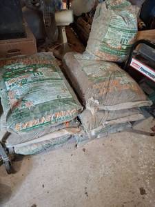 lot 1611 image: Everlast Mulch Recycled Rubber Mulch Lot - 8 Bags, Plus 1 Open