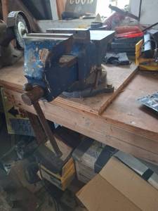 lot 1615 image: Bench Vise with Anvil Top