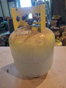 lot 1617 image: Manchester Refrigerant Cylinder 6-08