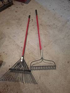 lot 1624 image: 2 Piece Rake Set - Leaf Rake and Lawn Rake