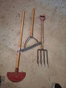 lot 1634 image: Garden Tool Lot 3 Pieces - Scraper, Potato Fork, Weed Cutter