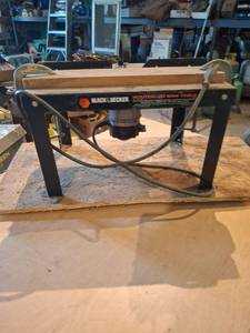 lot 1641 image: Black & Decker Router with Table