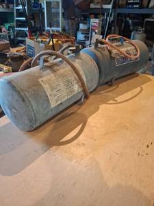 lot 1658 image: (2) Air Tanks