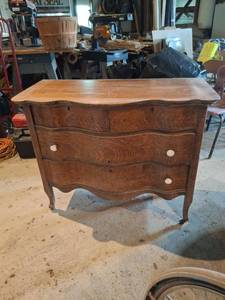 lot 1686 image: Wood Dresser 4-Drawer Chest with Serpentine Front