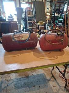 lot 1695 image: (2) Portable Air Tank