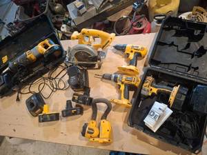 lot 1710 image: DeWalt 18V Cordless Tool Lot