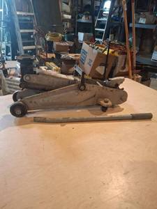 lot 1712 image: Floor Jack - 2-Ton with Handle