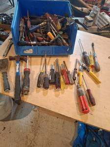 lot 1739 image: Large Lot Screwdrivers