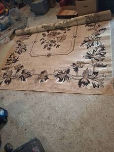 lot 1746 image: Floral Area Rug