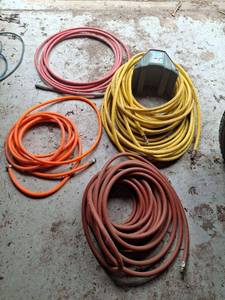 lot 1748 image: Lot of 4 Air Hoses