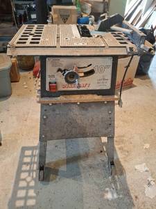lot 1750 image: Duracraft 10 inch Table Saw