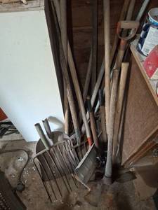 lot 1775 image: Long Handled Tools