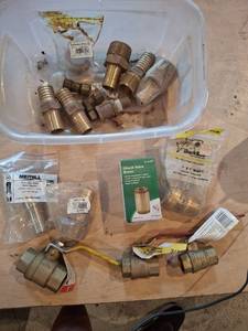 lot 1813 image: Lot of Plumbing Fittings - Brass Ball Valves