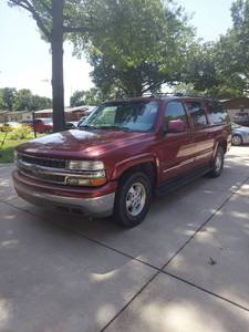 lot 1 image: 2002 Chevrolet Suburban SUV - 140,196 Miles Watch Video