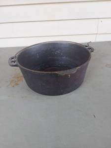 lot 1816 image: Wagner Ware Cast Iron Cooking Pot with Handle