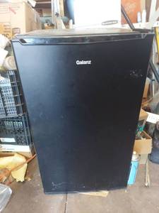 lot 1822 image: Galanz Compact Refrigerator Black