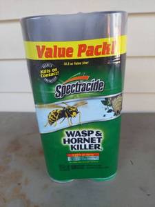 lot 1826 image: Spectracide Wasp & Hornet Killer 27ft Jet Spray 18.5 oz Value Pack