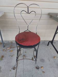 lot 1847 image: Heart-Shaped Back Ice Cream Chair
