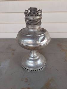 lot 1853 image: Pedestal Oil Lamp