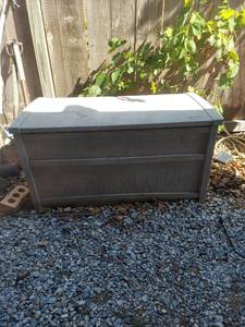 lot 1864 image: Suncast Resin Storage Deck Box